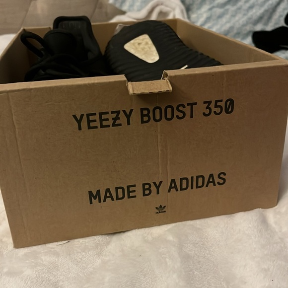 YEEZY 350 - Picture 5 of 10